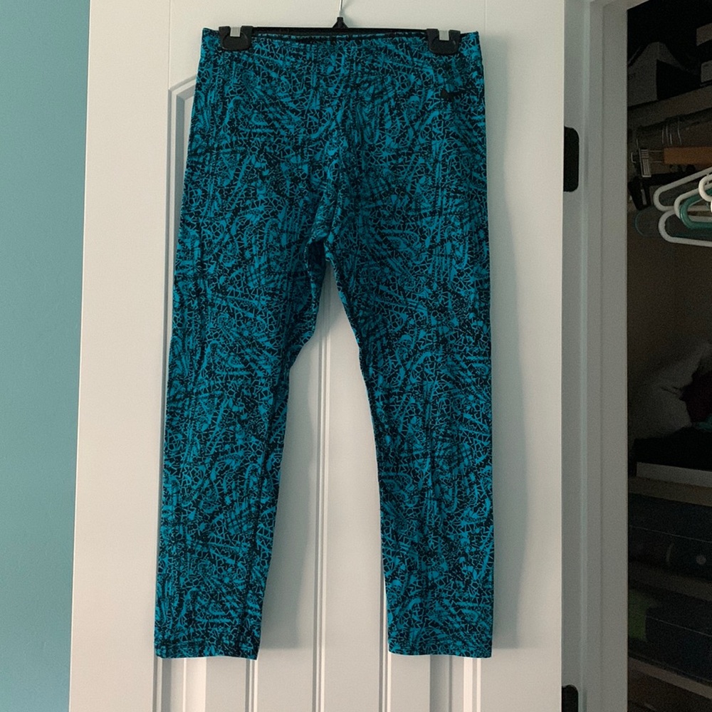 Nike geometric pattern athletic leggings M medium blue black shorter above ankle